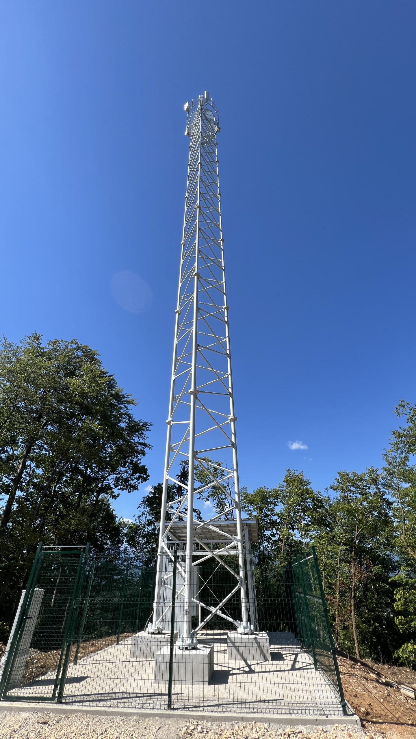 Oddajnik, nova pridobitev vidna tudi iz Ovsiš